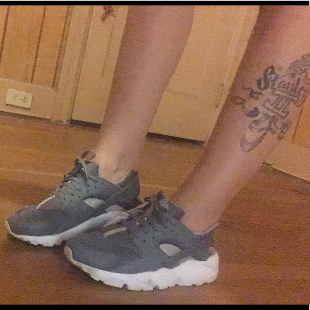GRAY NIKE HUARACHES WOMENS SZ 7